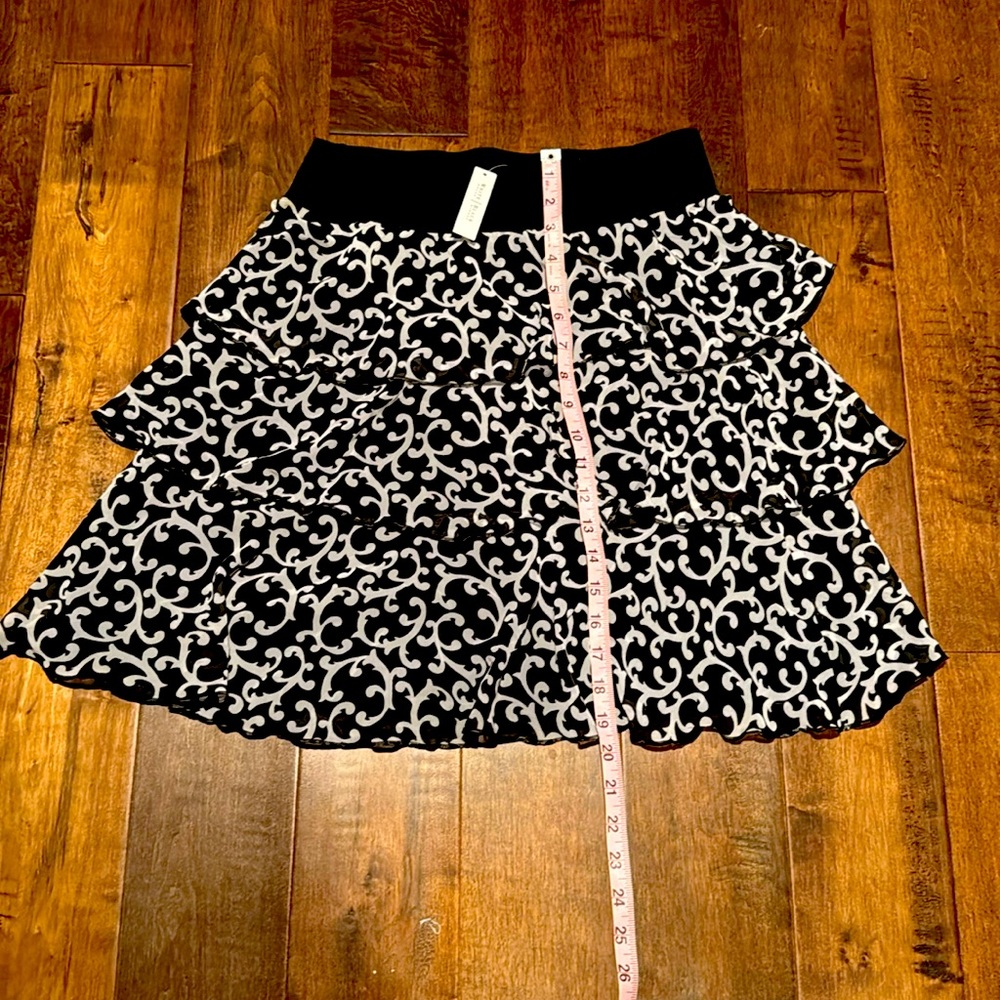 NWT White House black market 20” elastic waist ruffle skirt size small